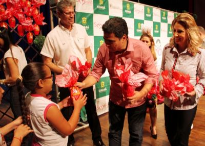 Projeto leva mais de 2 mil ovos de P�scoa � crian�as; Simininas recebem com festa