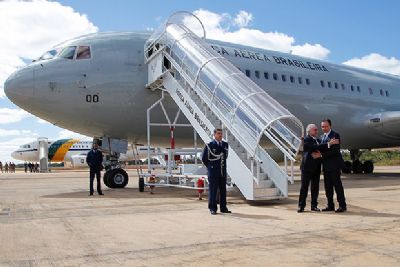 Empresa de avi�o alugado por Temer n�o pode voar no Brasil