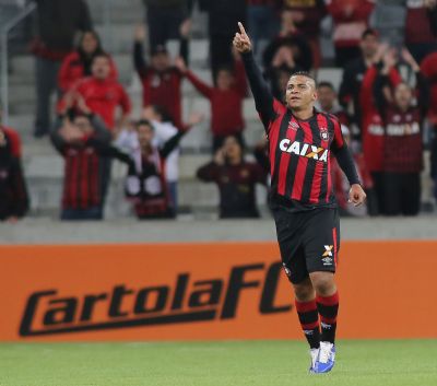 Athletico assina contrato de tr�s meses com o atacante Walter