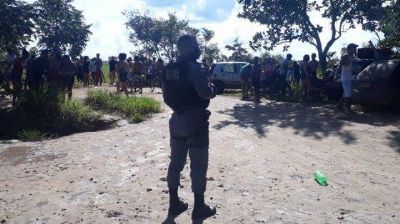 Policiais acabam com festa de 300 pessoas em beira de rio; oito s�o multadas no CPF