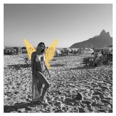 Carol Portaluppi ganha asas em foto de biqu�ni na praia