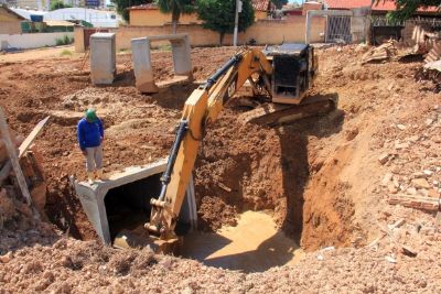 Canaliza��o do C�rrego Engole Cobra chega aos 40 metros finais
