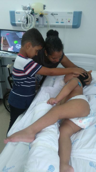 Fam�lia de crian�a v�tima de afogamento faz campanha para tratamento nos Estados Unidos