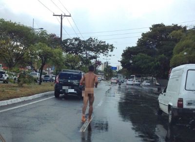 Homem � preso correndo nu no meio da rua ap�s tentar estuprar enteada