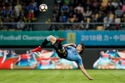 Cavani faz de voleio, Su�rez tamb�m marca, e Uruguai bate a Rep�blica Tcheca