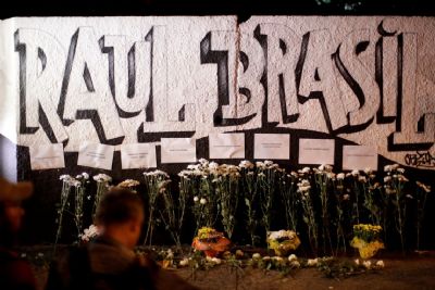 Moradores de Suzano prestam homenagens a mortos em tiroteio