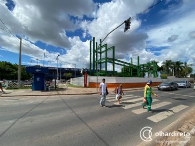 Passarela da rodovi�ria tem atraso na obra; viaduto ser� alargado