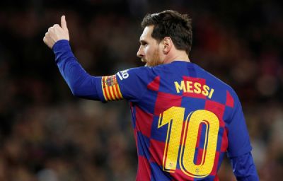 Lionel Messi anuncia que elenco do Barcelona vai reduzir sal�rios em 70%