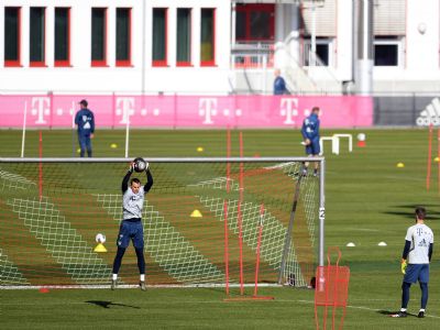 Bayern de Munique volta aos treinos com distanciamento social entre jogadores