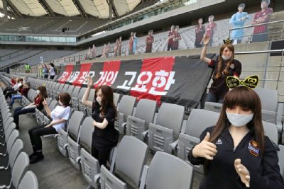 Seoul pede desculpas por colocar bonecas infl�veis na torcida