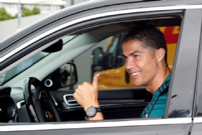 Sorridente e sem m�scara: Cristiano Ronaldo volta ao batente na Juventus