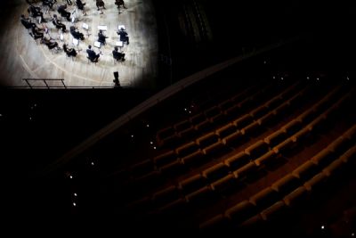 Espet�culo em sala vazia: orquestra de Paris toca Strauss na era da Covid-19