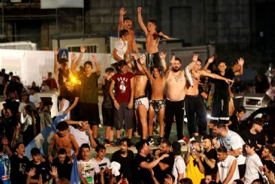 Torcedores do Napoli ignoram pandemia e v�o �s ruas celebrar t�tulo da Copa da It�lia
