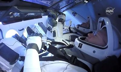 Astronautas da Nasa completam miss�o no espa�o a bordo da SpaceX
