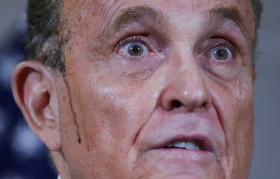 Giuliani rasga a biografia de her�i do 11 de Setembro