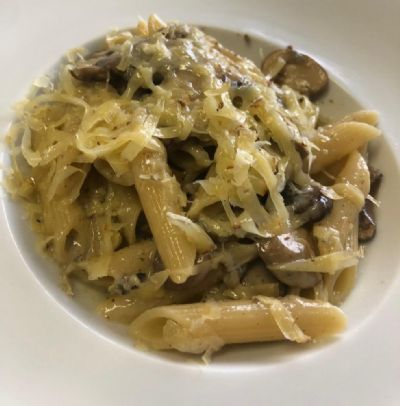 K�tia Barbosa cria penne com cogumelos e queijo brasileiro