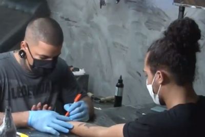 Iniciativa de tatuador reverte valores para alimentar animais que fogem das queimadas no Pantanal