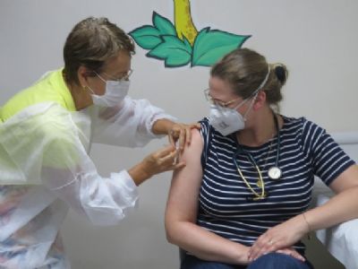 M�dica infectologista � a primeira a receber vacina para Covid-19 em Cuiab�