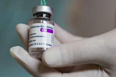 Vacina de Oxford/AstraZeneca tem 79% de efic�cia contra casos sintom�ticos de Covid-19