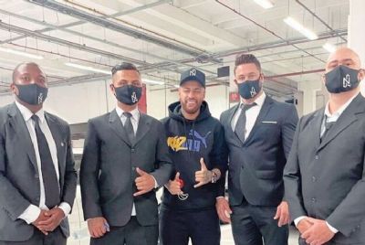 S�sia de Neymar aparece rodeado de seguran�as e 