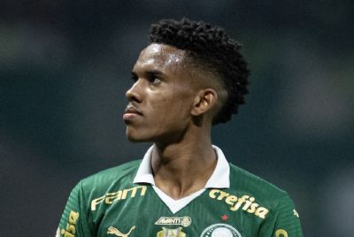Est�v�o supera Ronaldo e se torna o terceiro jogador mais jovem a ser convocado para a Sele��o Brasileira