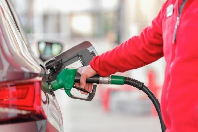 Pre�o da gasolina sobe 2,7% e ultrapassa R$6 pela primeira vez