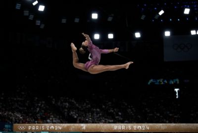 Rebeca Andrade e Simone Biles ficam fora do p�dio da trave