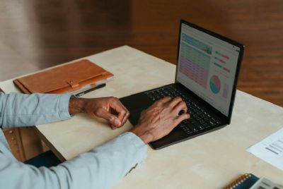 Trabalhadores preferem home office, mesmo com menor crescimento salarial, aponta estudo