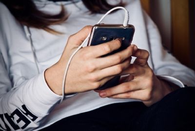Comiss�o da C�mara aprova projeto que pro�be uso de celulares nas escolas