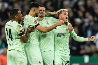 Borussia Monchengladbach bate St. Pauli por 2 a 0
