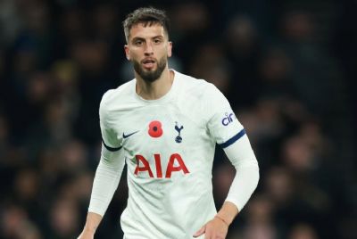 Jogador do Tottenham � levado a hospital ap�s queda feia no jogo contra o Liverpool