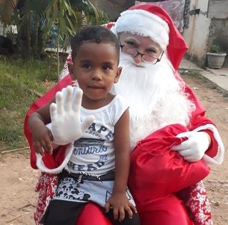 Crian�as carentes ganham presentes de natal doados por uma a��o entre amigos