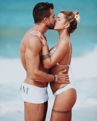 Gabriela Pugliesi exibe �tima forma ao lado do marido na praia