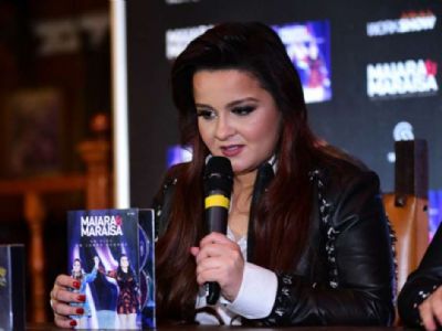 Dupla com Mara�sa, Maiara culpa bebida ap�s tombo em show