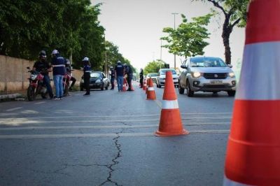 Em tr�s meses, 49 pessoas foram presas dirigindo embriagadas e 411 flagradas sem CNH