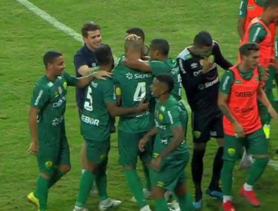 Cuiab� empata em casa e volta ao G4