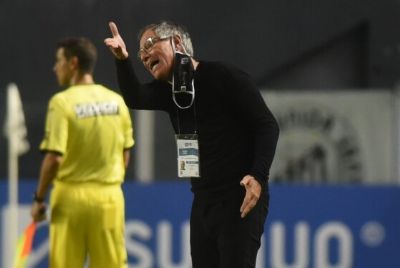 Ariel Holan pede demiss�o do Santos