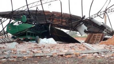 Tempestade deixa rastro de destrui��o em cidades de MT