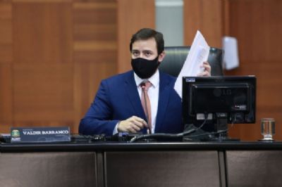 Aumento a secret�rios chega a ser barrado, mas acaba aprovado em 1� vota��o