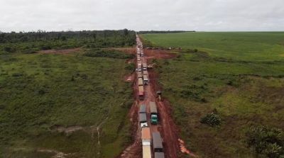 Atoleiro deixa 200 caminh�es e carretas parados na MT-322