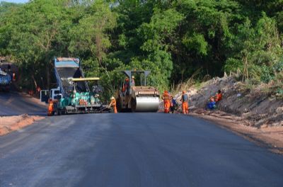 Prefeito inaugura pavimenta��o da Avenida Dr. H�lio Ponce de Arruda