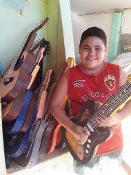 Menino de 11 anos faz guitarras de papel�o em MT
