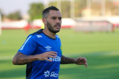 Volante do Cuiab� relata p�nico em avi�o e lembran�a de trag�dia com a Chapecoense
