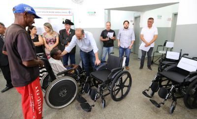 ​V�rzea Grande come�a entregar 200 cadeiras de rodas
