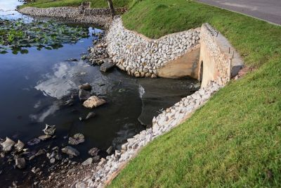 Custo para sanar problema de esgoto jogado no Parque das �guas � de R$ 800 mil