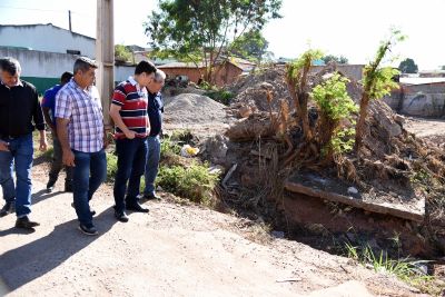 Emanuel Pinheiro percorre bairro Jardim Eldorado apurando necessidades da popula��o