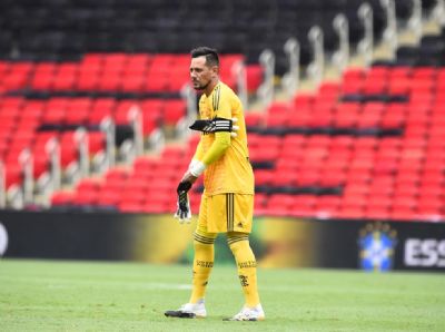 Diego Alves acerta renova��o com o Flamengo: �Fiquei onde meu cora��o queria�