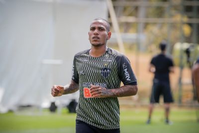 Otero chega a S�o Paulo para assinar com o Corinthians