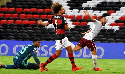 Com gol no fim, Fluminense vence Flamengo no Maracan�
