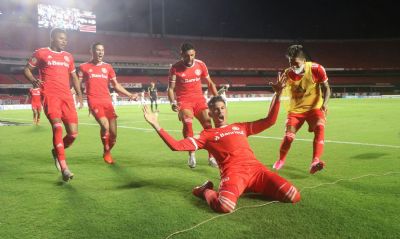 Inter humilha S�o Paulo no Morumbi e volta � lideran�a do Brasileiro